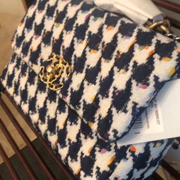Sold! Chanel 2021 houndstooth 19 bag - Picture 5 of 11
